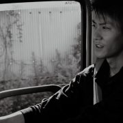 株式会社ラステック｜ラッキング作業にて薄い金属の板を配管に巻いていきますが、この配管が給水なのか排水なのか、 またはどこからどこへ流れていくなど、表示用としてカッティングシートを貼ります。