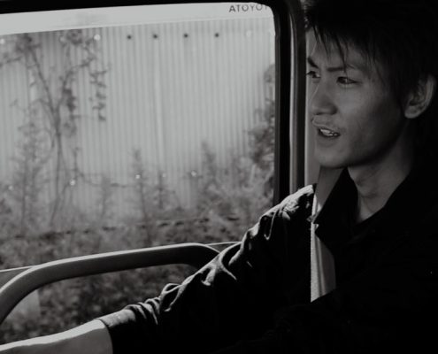 株式会社ラステック|ラッキング作業にて薄い金属の板を配管に巻いていきますが、この配管が給水なのか排水なのか、 またはどこからどこへ流れていくなど、表示用としてカッティングシートを貼ります。