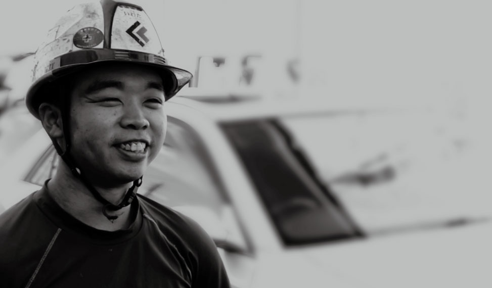 株式会社ラステック｜社「やけど防止」や「温度上昇」を防ぐために行うことが多い工事になります。 蒸気の配管に施工することが大半です。蒸気はボイラーなどで圧力をかけると600度以上になります。 施工物の温度が高いため保温工事や保冷工事のように、グラスウールを巻く事はできません。 天然鉱石が原材料であるロックウールや、1000～1500℃の熱にも耐えれるセラミックファイバーを巻いて 施工いたします。